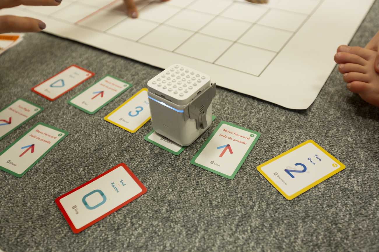 Interaktywna zabawka w postaci małego robota, który koduje karty i umieszczony na specjalnej planszy wykonuje ruchy, które zostały zaprogramowane.